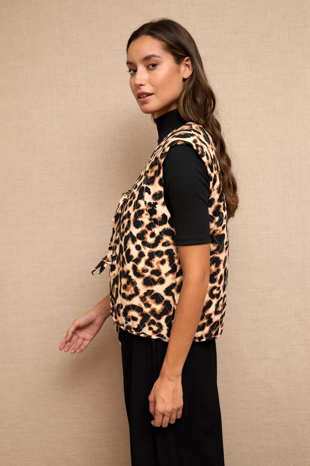 CHALECO ACOLCHADO ANIMAL PRINT