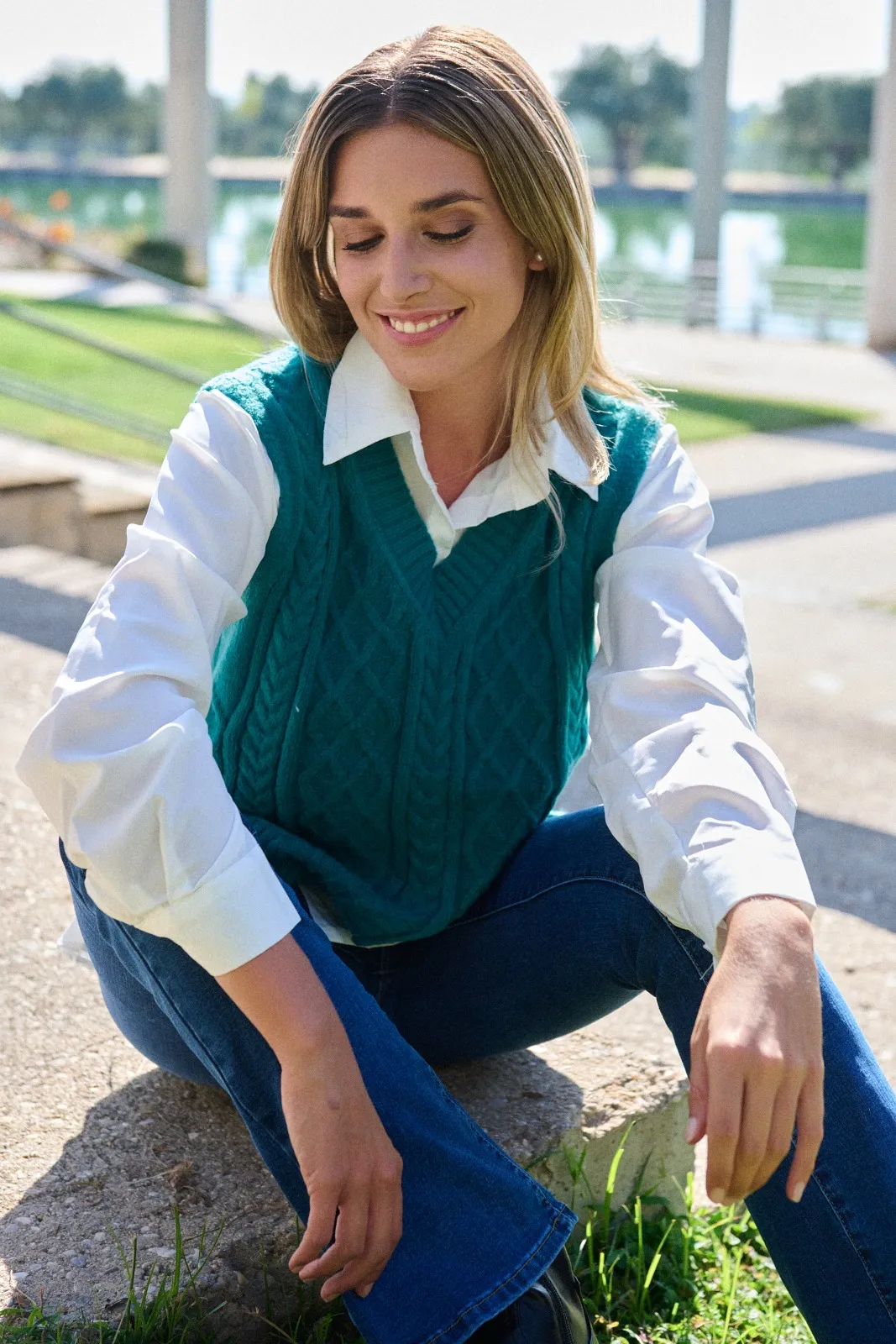 CONJUNTO CHALECO CON CAMISA BLANCA