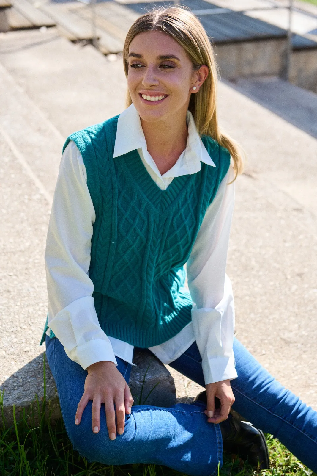 CONJUNTO CHALECO CON CAMISA BLANCA